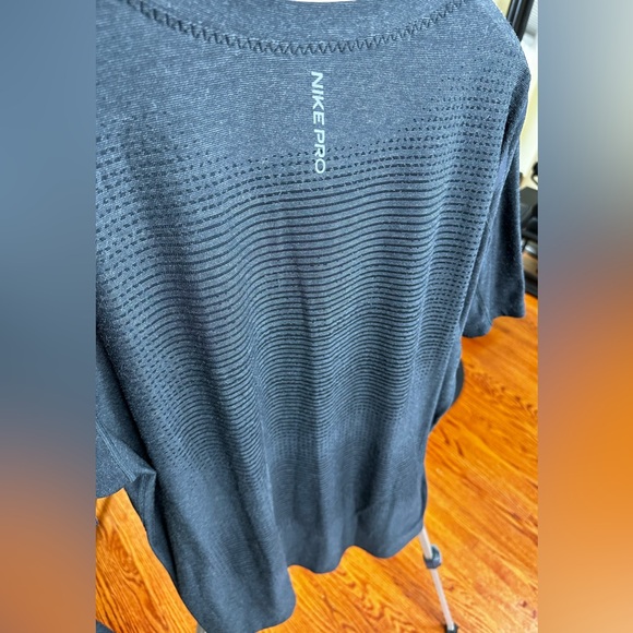 Beautiful NikePro Shirt - Picture 4 of 4